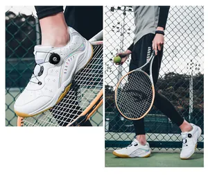 Chaussures de sport d'intérieur blanches avec système à cadran dans un cadre de court de tennis.