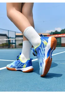 Leistungsstarke Kinder-Badmintonschuhe mit blauem Flammenmuster auf dem Platz
