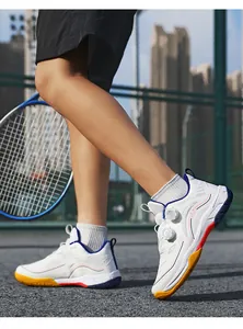 Détail en action des chaussures de badminton blanches avec laçage rotatif sur un court