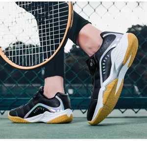 Chaussures de badminton noires avec garniture irisée et semelle en gomme antidérapante