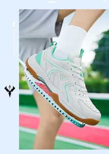 Gros plan de chaussures de badminton légères sur raquette avec détails menthe