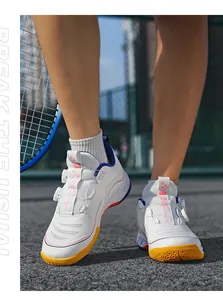 Détail de chaussures de badminton professionnelles blanches avec fermeture à boucle rotative sur court.