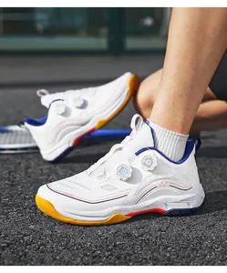 Vue détaillée de chaussures de badminton blanches avec double boucle rotative et semelle en caoutchouc
