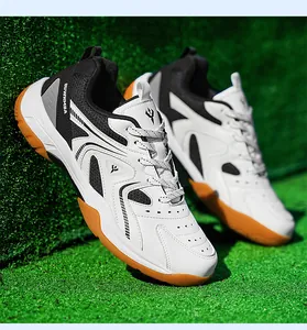 Gros plan de chaussures de badminton professionnelles blanches sur gazon vert