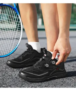 Gros plan de chaussures de sport noires avec un système de fermeture à double cadran