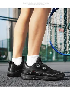 Vue latérale de chaussures de badminton noires avec système de laçage à double cadran
