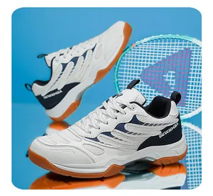 Vue détaillée de chaussures de badminton blanches et bleu marine pour hommes