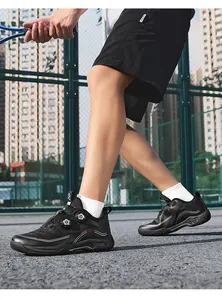 Détail de chaussures de badminton noires avec système de boucle rotative innovant