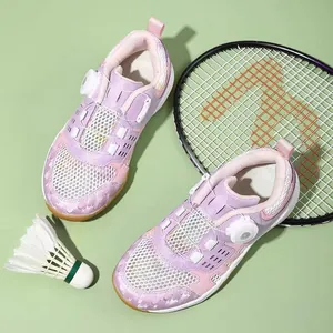 Detailansicht atmungsaktiver Badminton-Kinderschuhe mit praktischem Drehverschluss-System