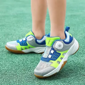Detaillierte Nahaufnahme atmungsaktiver Mesh-Badmintonschuhe für Kinder mit Verschluss