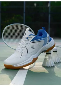 Gros plan de chaussures de badminton sur le terrain avec raquette et volants