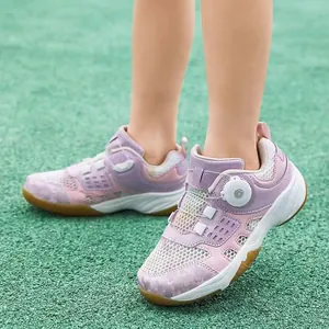 Detailansicht der atmungsaktiven lila Badminton-Kinderschuhe mit Drehverschluss.