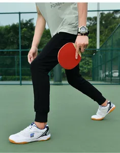 Vue détaillée de chaussures de sport respirantes pour le badminton et le tennis de table
