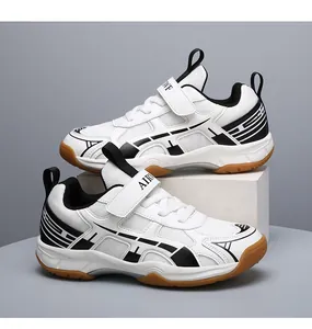 Zijaanzicht van witte lichtgewicht badminton schoenen voor kinderen met mesh en gomzolen.