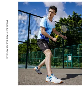 Photo d'action de chaussures de badminton professionnelles respirantes sur un terrain