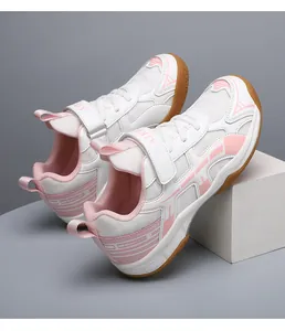 Detailopname van roze meisjessportschoenen met ademend mesh en klittenbandsluiting