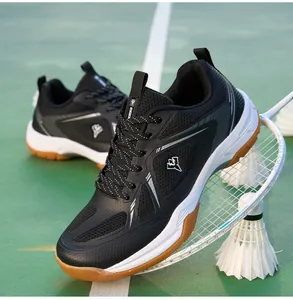 Détail d'une chaussure de badminton respirante pour homme avec semelle en gomme antidérapante
