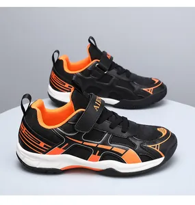 Zijaanzicht van de zwarte en oranje lichtgewicht badminton sportschoenen voor kinderen