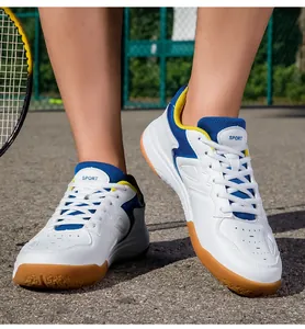 Chaussures de tennis blanches respirantes avec semelles en gomme antidérapantes pro.