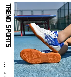 Gros plan de chaussures de tennis de table pro pour hommes avec semelle gomme.