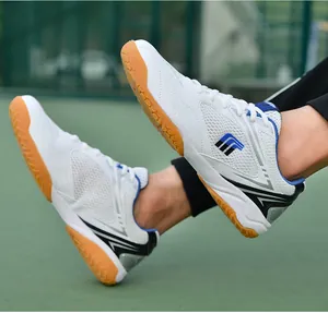 Détail de chaussures de badminton blanches respirantes avec semelles en gomme antidérapantes.