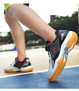 Gros plan de chaussures de badminton professionnelles avec système de laçage à cadran
