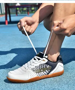Gros plan sur chaussure de tennis de table professionnelle avec semelle en gomme