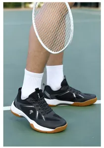 Chaussures de badminton respirantes pour hommes lors d'un match sur un terrain de sport