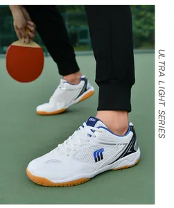 Gros plan sur des chaussures de sport blanches pour le badminton ou le tennis de table
