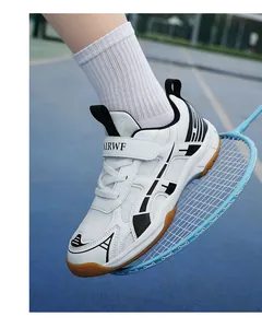 Gedetailleerd overzicht van witte badminton kinderschoen op een blauw racket