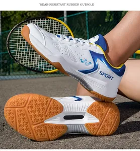 Vue détaillée de la semelle en caoutchouc résistante de ces chaussures de sport blanches.