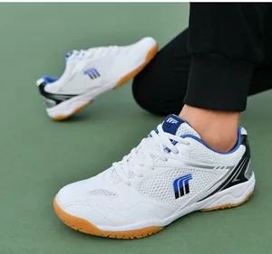 Gros plan de chaussures de badminton blanches respirantes avec semelle en gomme.