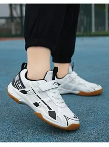 Detail van witte badmintonschoenen voor kinderen met zwarte strepen