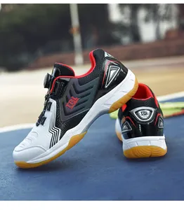 Gros plan sur des chaussures de badminton avec fermeture à molette et semelle en gomme