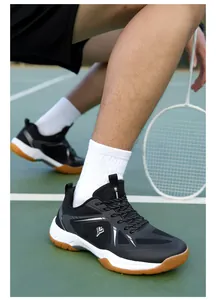 Gros plan sur une chaussure de badminton noire professionnelle pour hommes