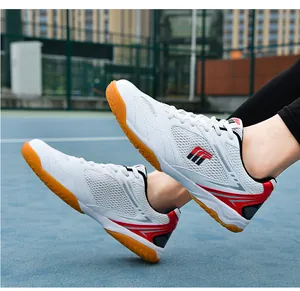 Vue détaillée de chaussures de badminton professionnelles blanches et rouges.