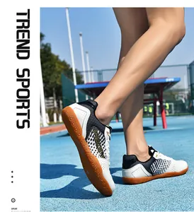 Détail de chaussures de ping-pong professionnelles avec semelle en gomme sur terrain