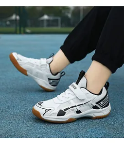Gedetailleerde weergave van lichte witte badmintonschoenen voor kinderen