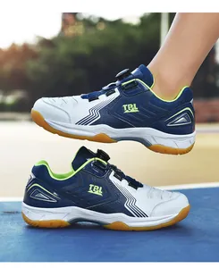 Vue détaillée de chaussures de badminton professionnelles avec boucle rotative pratique