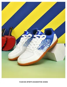 Détail de chaussures de tennis de table respirantes blanc et bleu avec semelle