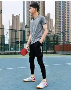 Chaussures de sport blanches respirantes pour badminton et tennis sur le terrain