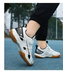 Detail actiefoto van witte badmintonsneakers voor kinderen met antislip rubberen zool