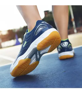 Gros plan sur la semelle antidérapante des chaussures de badminton bleu marine pour homme