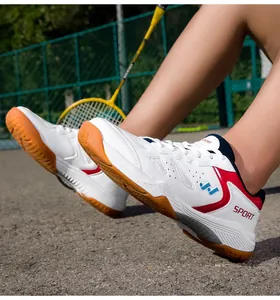 Détail de chaussures de badminton blanches avec tiges respirantes et semelles antidérapantes