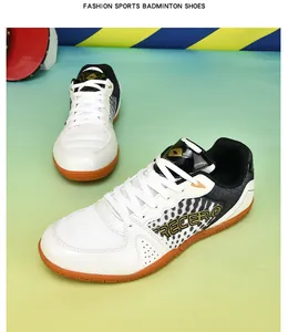 Détail de chaussures de tennis de table professionnelles avec semelle en gomme.