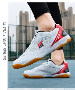 Chaussures de badminton blanches respirantes avec détails rouges et semelles en gomme