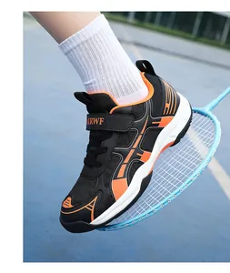 Close-up van lichtgewicht badmintonschoenen voor meisjes op de baan met een blauw racket