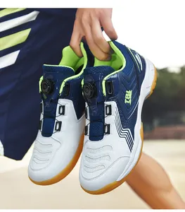 Gros plan sur des chaussures de badminton avec mesh respirant et système de boucle