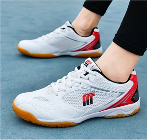 Détail de chaussures de badminton blanches respirantes avec accents rouges et semelle gomme