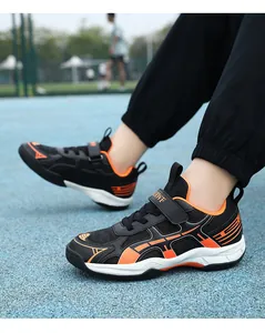 Lichtgewicht zwart-oranje badminton- en tennisschoenen voor kinderen met klittenband